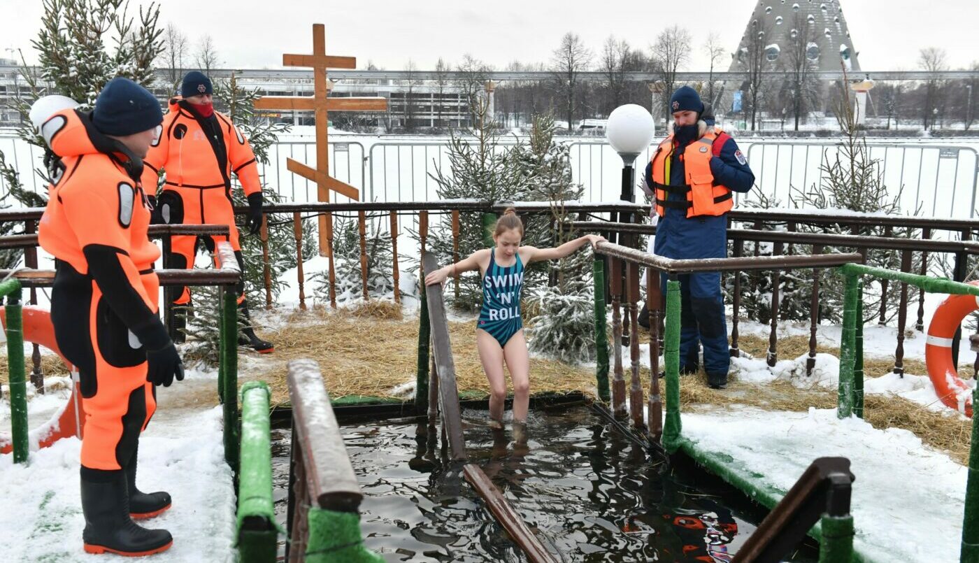 “Не стоит спускать святую воду в канализацию”. Священник резко раскритиковал крещенские купания дома в ванной