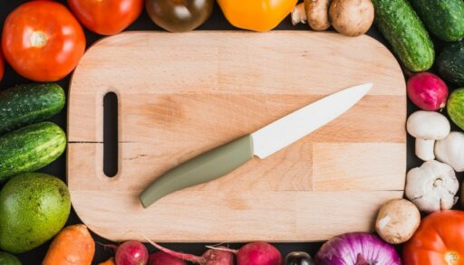 нож лежит на разделочной доске
