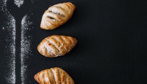 Три булки на темном фоне