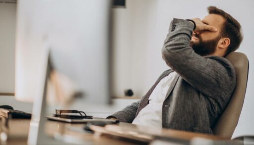 Деловой мужчина отдыхает, закрыв глаза