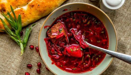 Тарелка борща с зеленью и хлебом