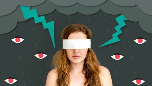 Женщина с завязанными глазами