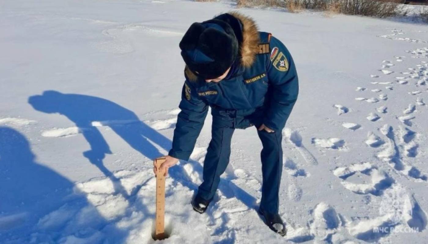 Сотрудники МЧС проверяют на тюменских водоемах толщину льда