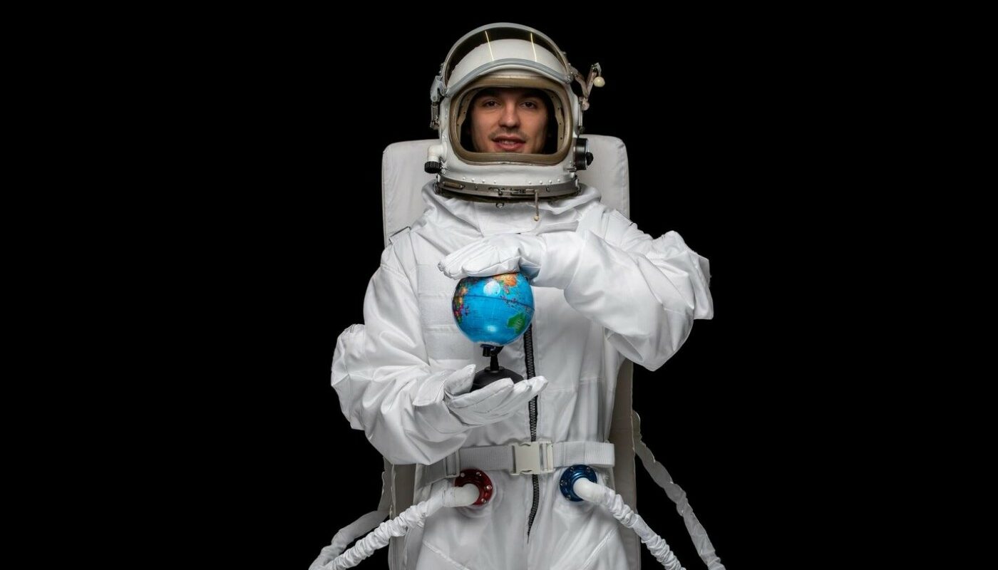 мужчина-космонавт