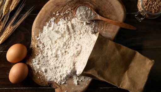 мука высыпана из пакета на доску