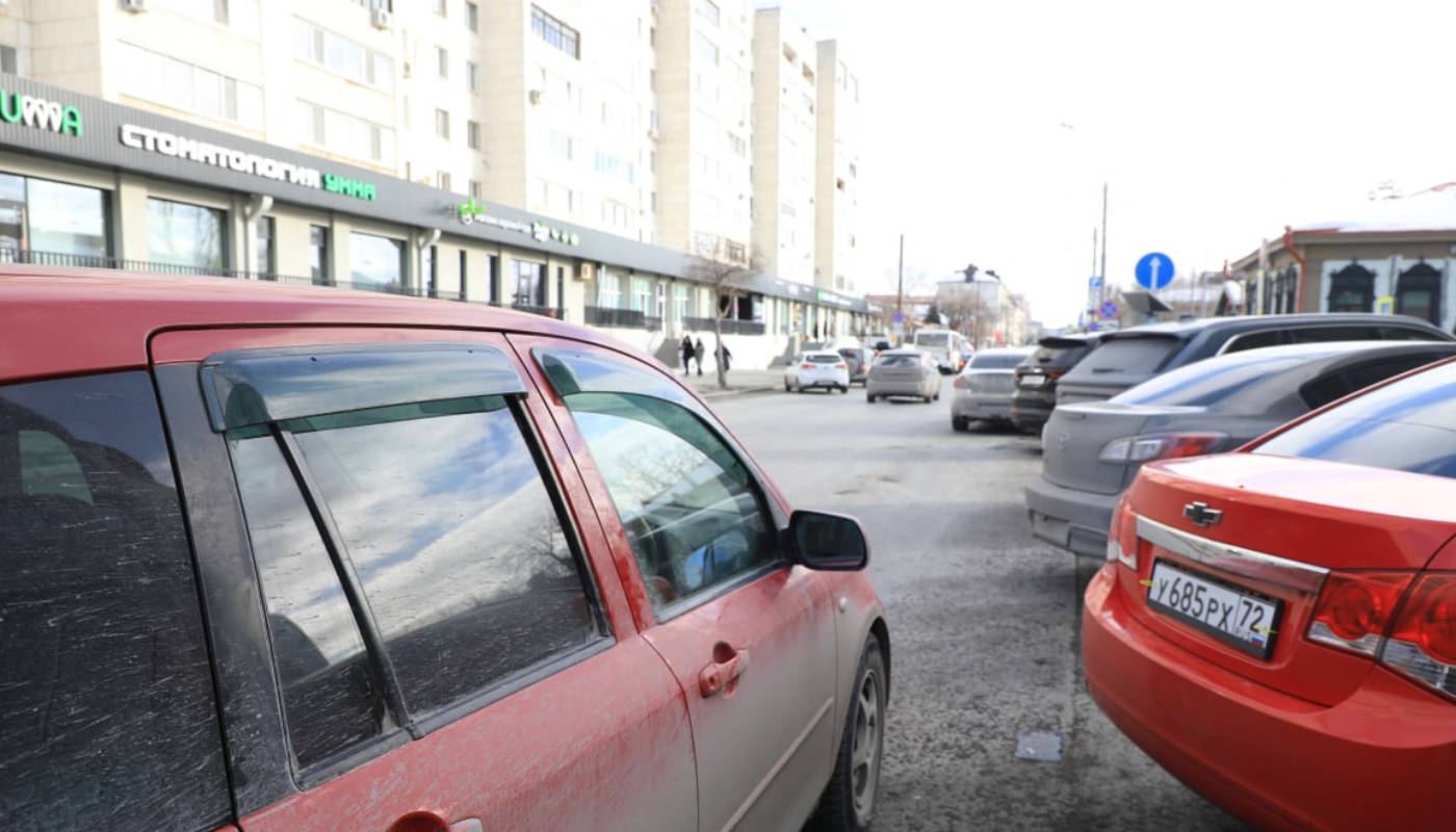 Тюменский мэр объявил борьбу со стихийными парковками в центре города