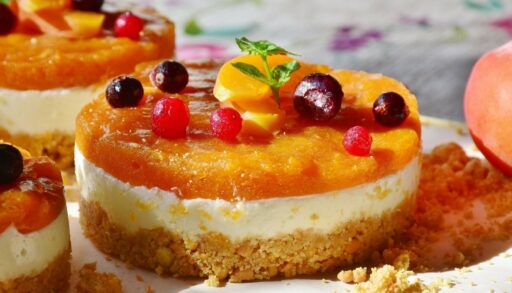 торт с кремом и фруктами