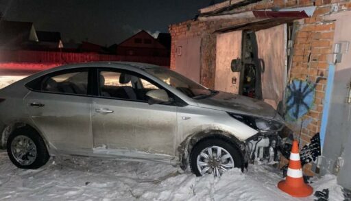 Школьница под Тюменью, скрываясь на машине от автоинспекторов, врезалась в гараж