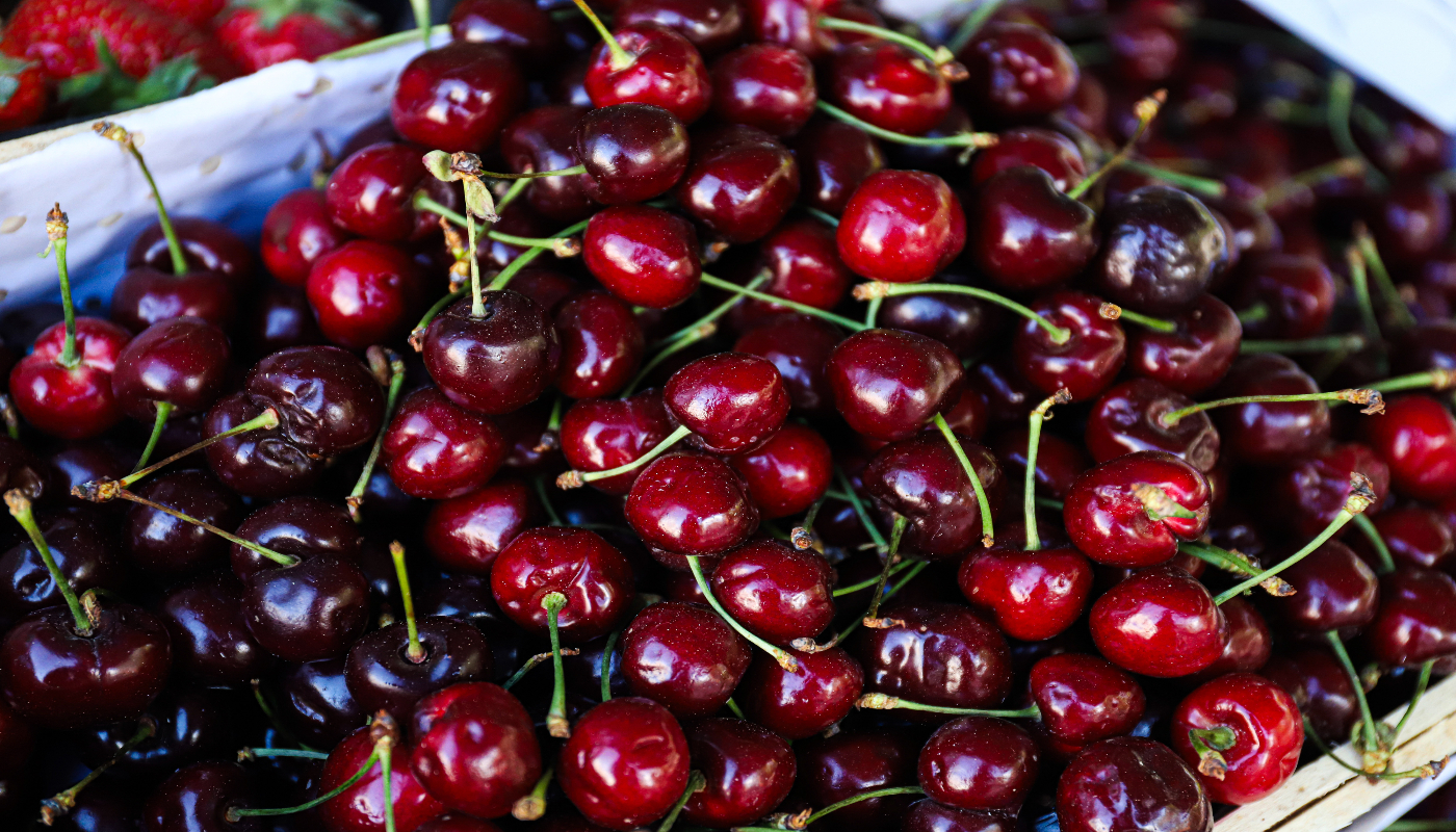 Тюменцам напомнили, как правильно выбирать черешню