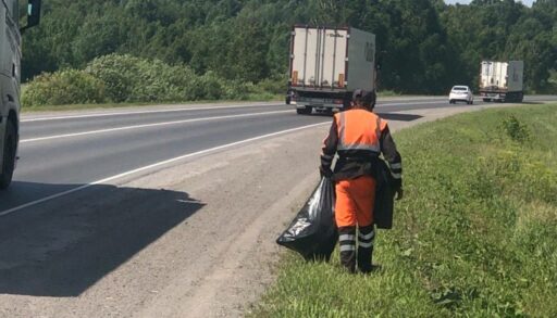 С объездной Тюмени ежедневно вывозят до 100 кубометров пыли