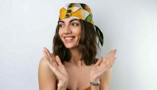 девушка в платке