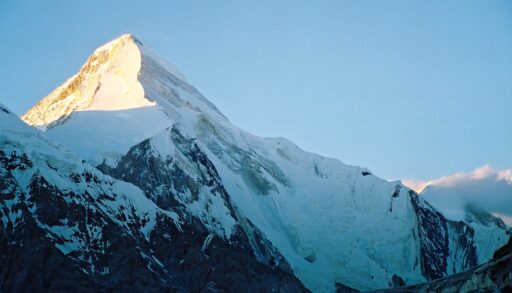 Пик горы на фоне голубого неба