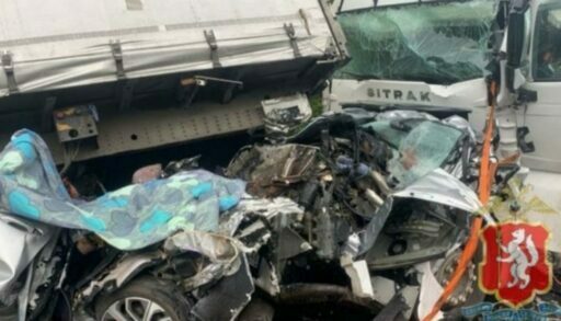 На тюменской трассе в ДТП с грузовиком погибли три человека