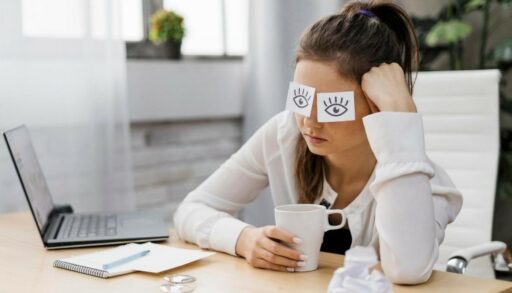 девушка с нарисованными глазами на бумаге