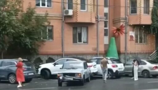 Решил красиво дрифтануть: в центре Тюмени парень на "Жигулях" врезался в три авто