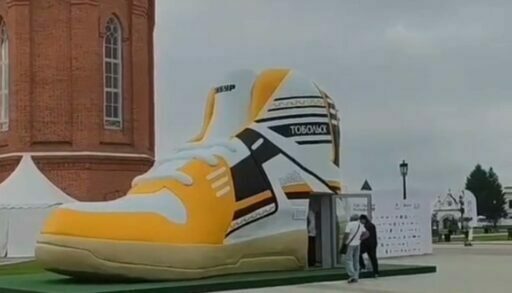 В Тобольске установили 5-метровый кроссовок