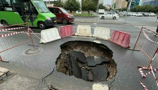 В центре Тюмени на дороге провалился асфальт