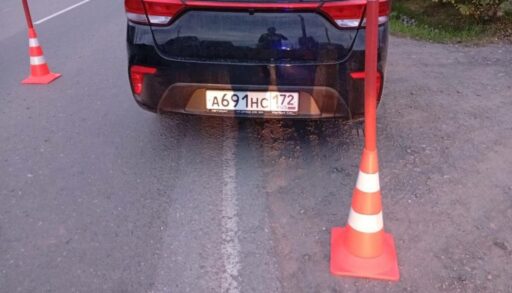 В Тюмени автомобиль сбил 6-летнюю девочку на самокате