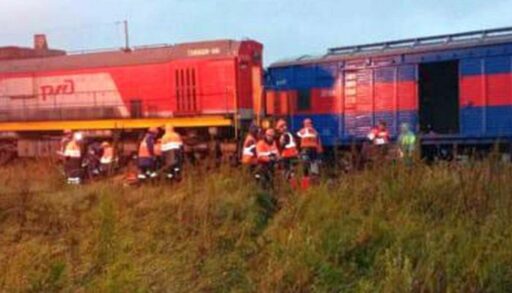 В Тюменской области с ж\д путей сошел локомотив с вагонами