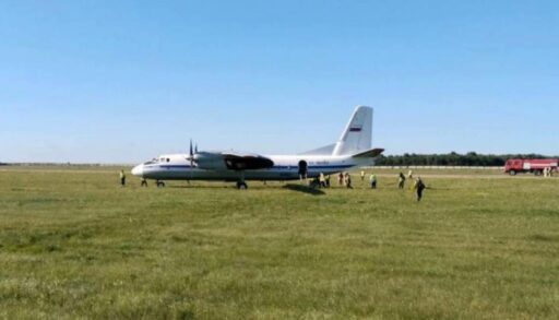 В Тюмени самолет выкатился за пределы посадочной полосы