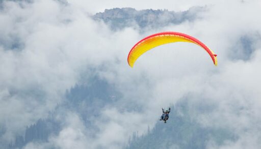 В Тюменской области парашютист упал на высоковольтные провода