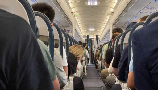 В тюменском аэропорту с самолета сняли пассажира, который курил на борту