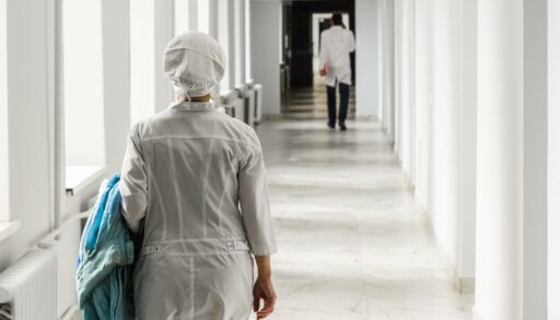 Тюменские врачи поставили на ноги пациентку со сложной травмой позвоночника