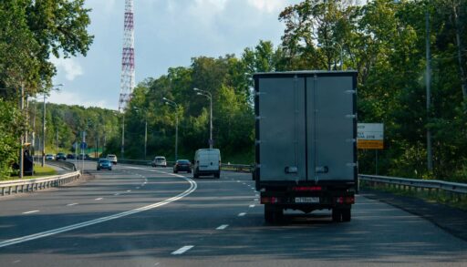 В Тюменской области начнут штрафовать грузовики без защиты груза