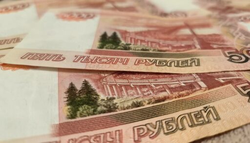 Тюменские таможенники пресекли незаконный вывоз из страны 1,5 млн рублей