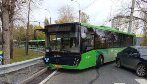 В Тюмени начинающий водитель автобуса устроил ДТП
