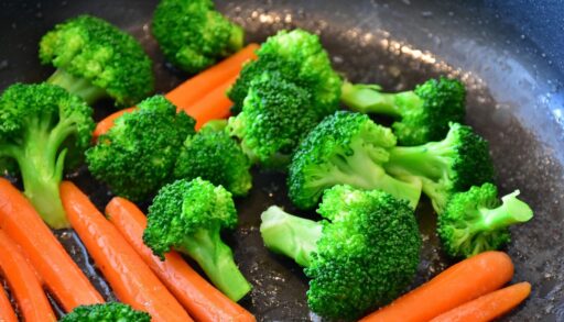 морковь и брокколи на сковородке