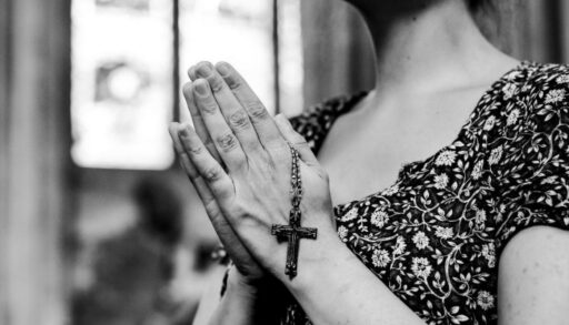 женщина молится