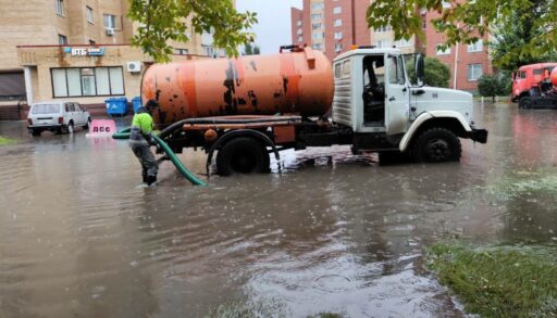 Тюменские коммунальщики оперативно устраняют последствия дождя