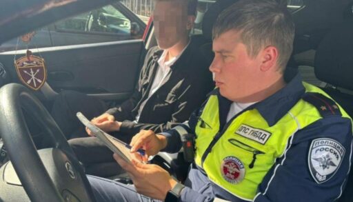 Инспекторы ГИБДД задержали молодого бесправника, который привез в школу сестренку