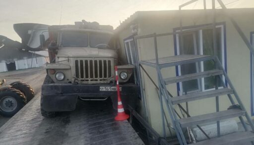 В тюменском селе пьяный водитель грузовика врезался в здание