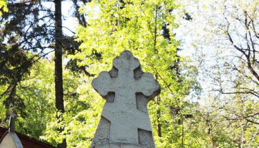 На Текутьевском кладбище в Тюмени нашли старинное надгробие