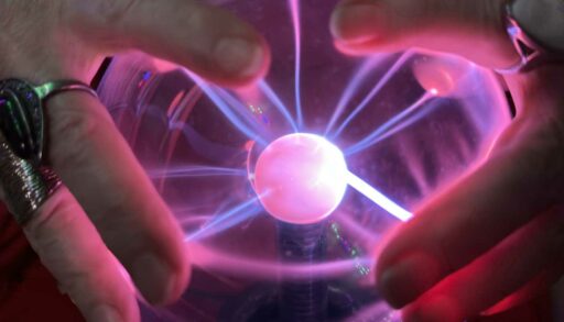 Раки смогут разбогатеть, к Весам вернётся человек из прошлого, а Рыбам придется наладить отношения с близкими