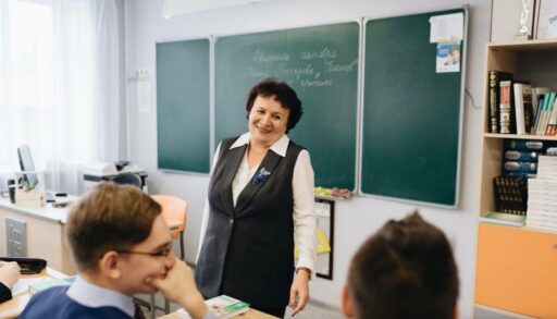 Тюменские педагоги в День учителя получают поздравления