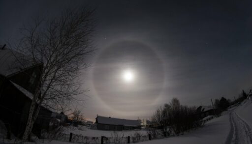 Лунное гало осветило ночное небо над Пермью