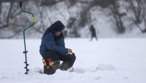 Тюменцам не рекомендуют выходить на лед толщиной менее 15 см