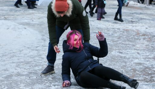 За сутки травмы на улице получили более 300 тюменцев
