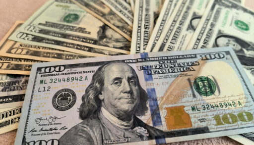 Россияне массово скупают валюту: что стало причиной всплеска