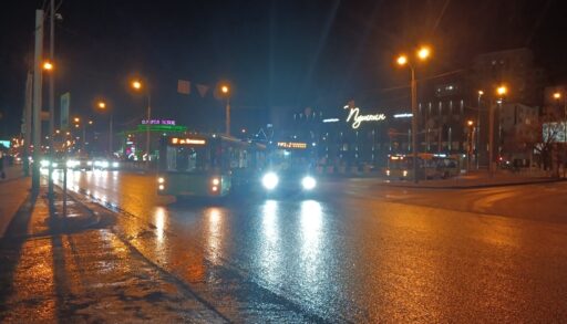 В Тюмени на скользкой дороге столкнулись два пассажирских автобуса