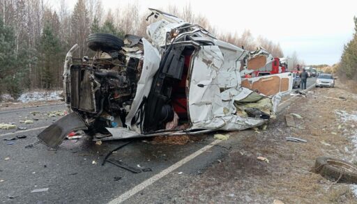 На трассе под Тобольском столкнулись три грузовика. Погиб один из водителей