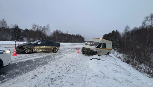 На тюменской трассе автомобиль «Рено Логан» въехал в автофургон «Газель»