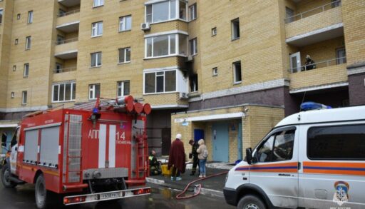 В тюменской многоэтажке из горящей квартиры эвакуировали троих человек