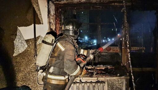 Ночью из горящей квартиры тюменские пожарные эвакуировали 14 человек