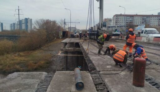 В Тюмени полным ходом идет ремонт моста через протоку озера Оброчное
