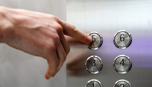 В Тюменской области заменили более 1200 лифтов