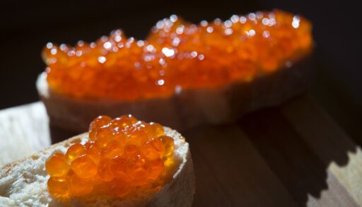 Тюменцам объяснили, как правильно выбирать красную икру